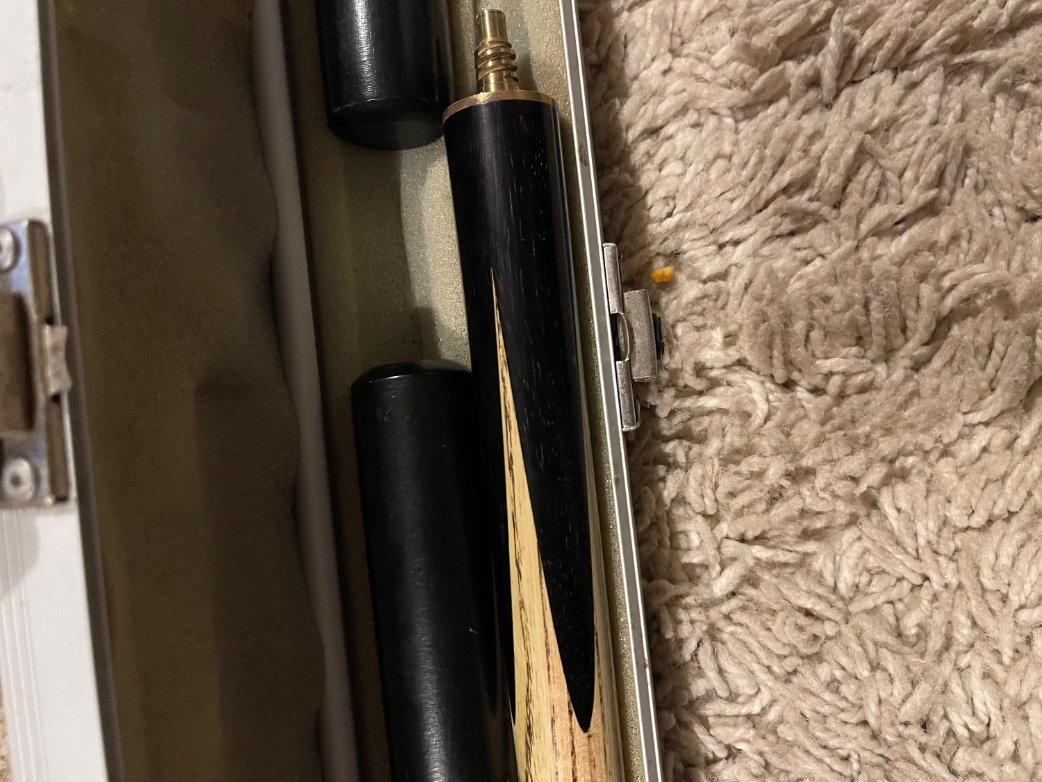 Peridon 58 inch 3/1/4. Hand spliced ash snooker cue. Case.  - Sports Equipment