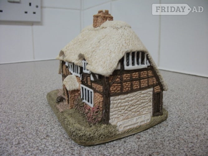 Glasgow Lilliput Lane Honeysuckle Cottage - 1984 version (L0250)    