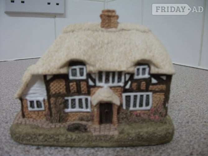 Lilliput Lane Honeysuckle Cottage - 1984 version (L0250)    