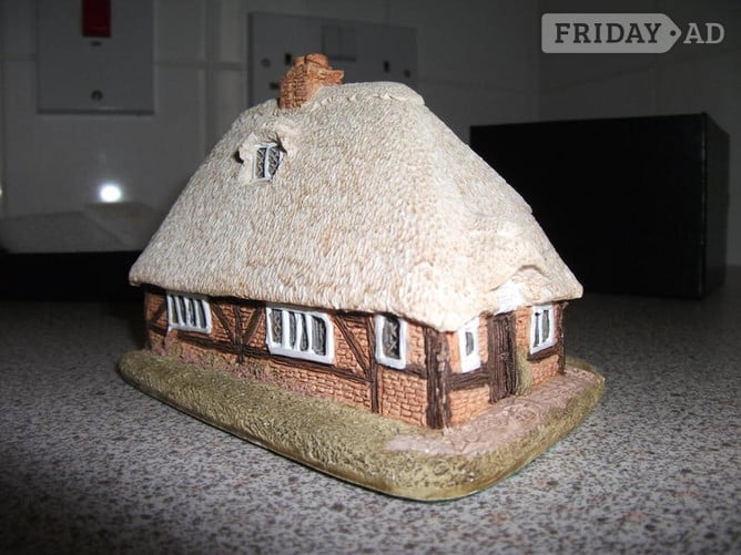 Lilliput Lane Honeysuckle Cottage - 1984 version (L0250)     in Glasgow