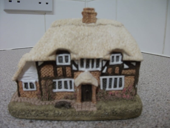 Lilliput Lane Honeysuckle Cottage - 1984 version (L0250)    