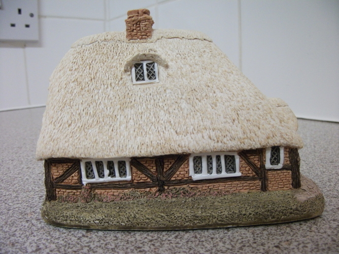 Lilliput Lane Honeysuckle Cottage - 1984 version (L0250)     - Antiques & Collectables in Glasgow