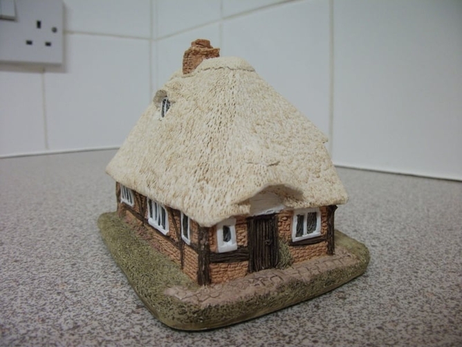 Lilliput Lane Honeysuckle Cottage - 1984 version (L0250)     - Antiques & Collectables