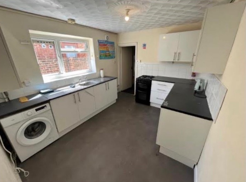 5 bedroom house for SUPPORTED LIVING/ family let - Houses & Bungalows