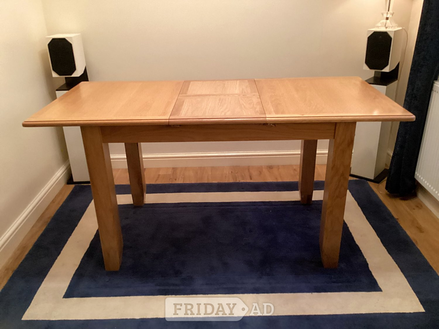 Horsham Hurstley Oak extending table. 120cm x 75cm Extends to 160 cms.VGC