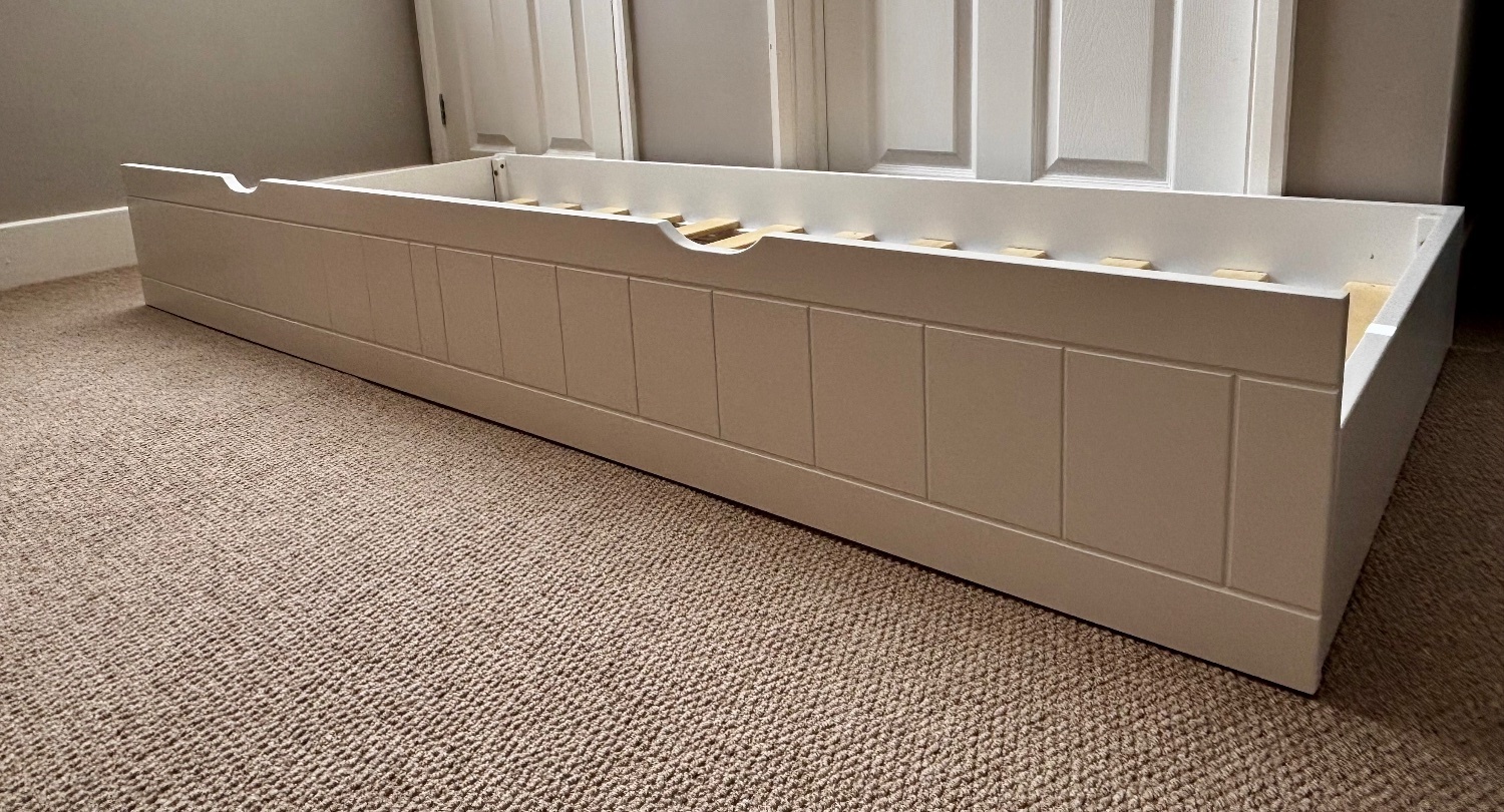 White daybed with mattress and pullout under bed.  - Furniture in Worthing