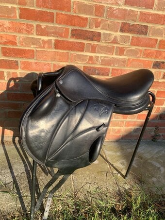 18 inch Voltaire Lexington Jump Saddle with Stuttgart Seat