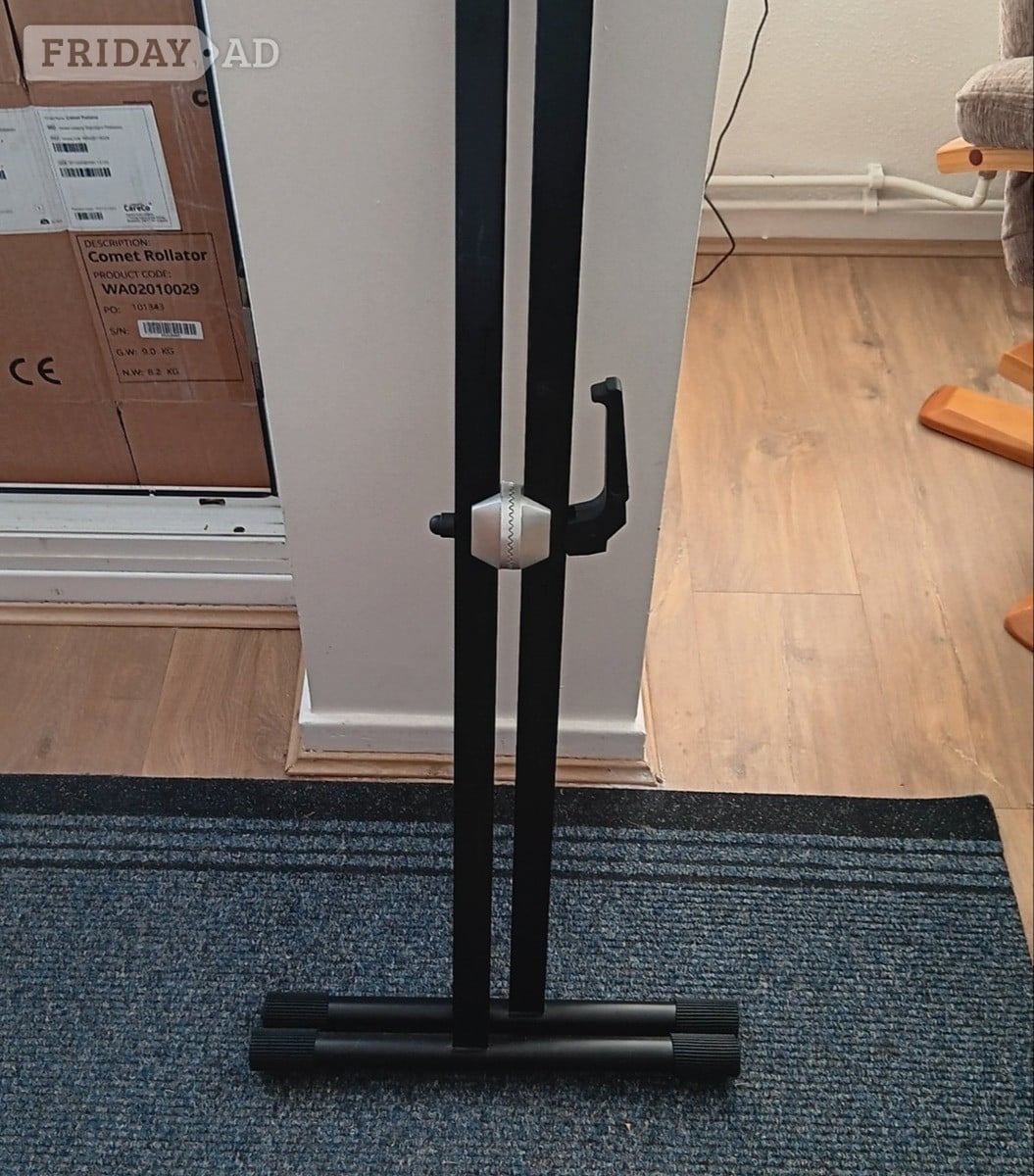 Keyboard Stand and 5 learning music books. in Eastbourne