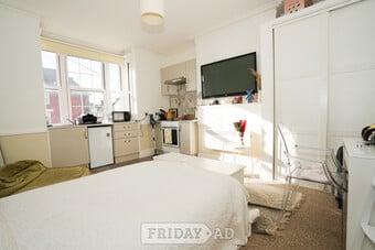 BEXHILL TOWN CENTRE - Self-contained immaculate studio
