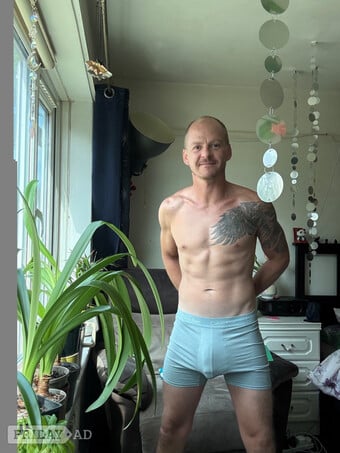 Easy going laid back sporty kinda guy, fit toned and creative 😝 