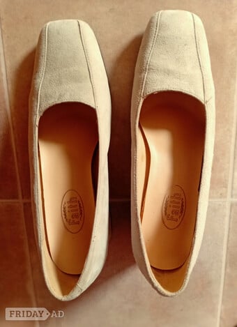 Women's beige court shoes size UK4