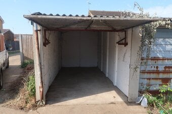 SS8  ~ Lock up Garages/Storage ~ To Rent in Canvey Island