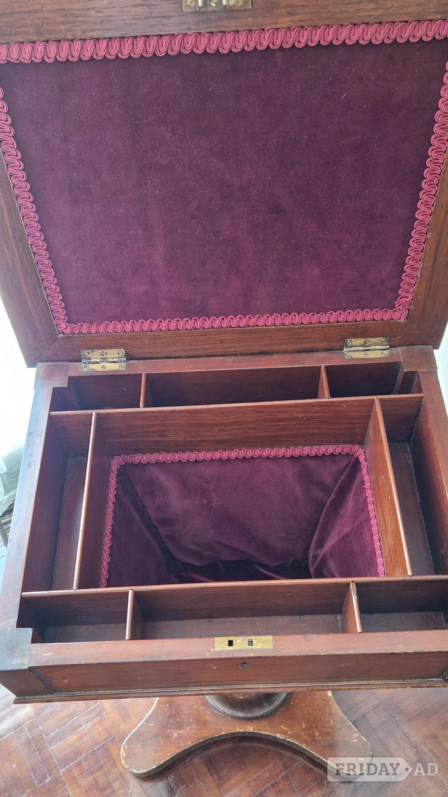VICTORIAN SEWING TABLE OF ROSEWOOD AND MAHOGANY.