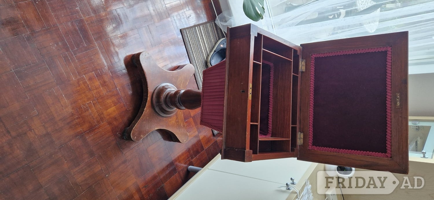 VICTORIAN SEWING TABLE OF ROSEWOOD AND MAHOGANY. - Antiques & Collectables