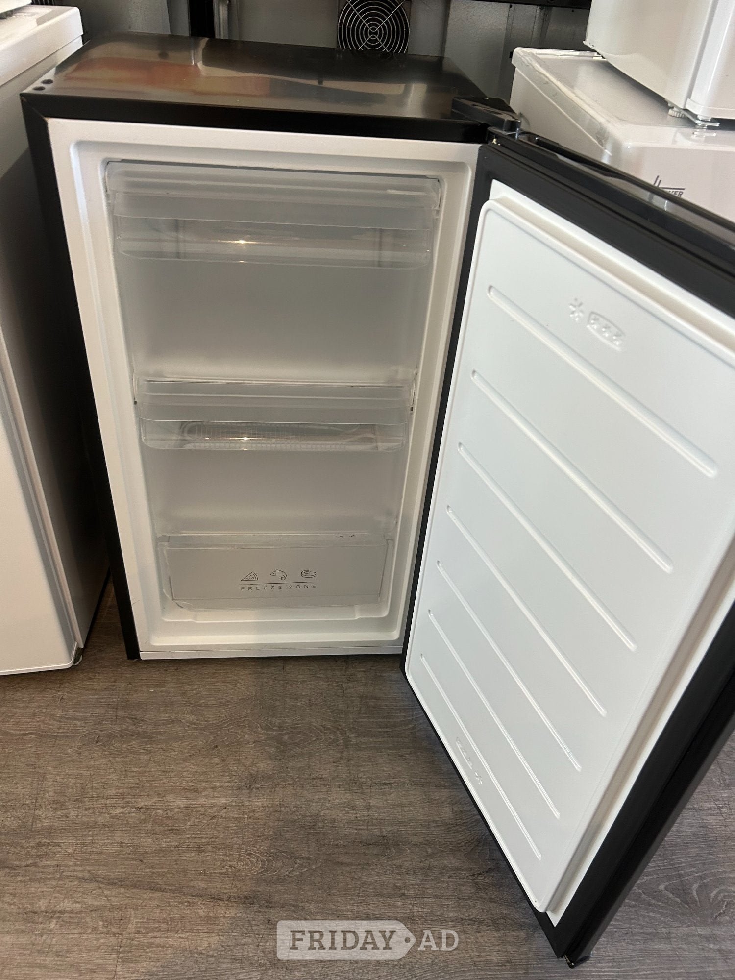SIA UNDERCOUNTER FREEZER