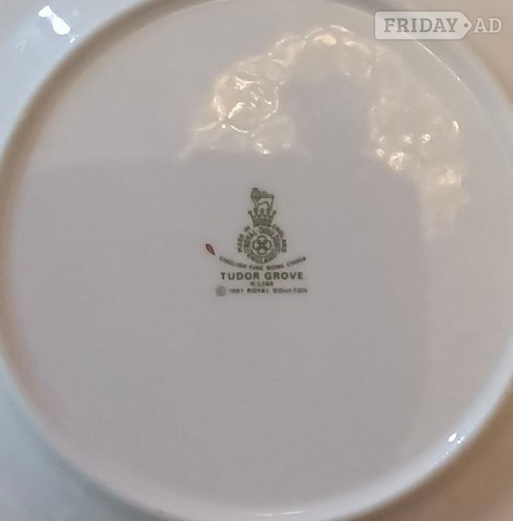 Vintage Royal Doulton fine bone china 8 settings dinner service  - Cookware & Dining in Crowborough
