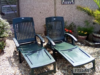 2 Sun loungers with wheels and mattresses in dark green