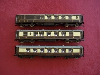 Hornby OO Pullman Queen of Scots Coaches x rack of 3  Illuminated