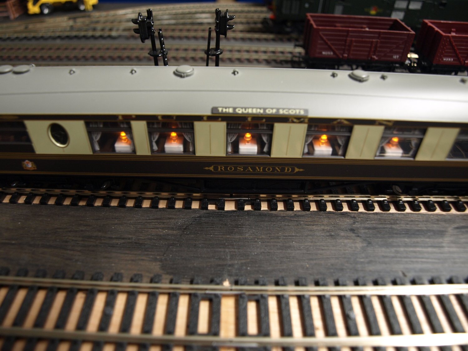 Hornby OO Pullman Queen of Scots Coaches x rack of 3  Illuminated - Hobbies & Leisure