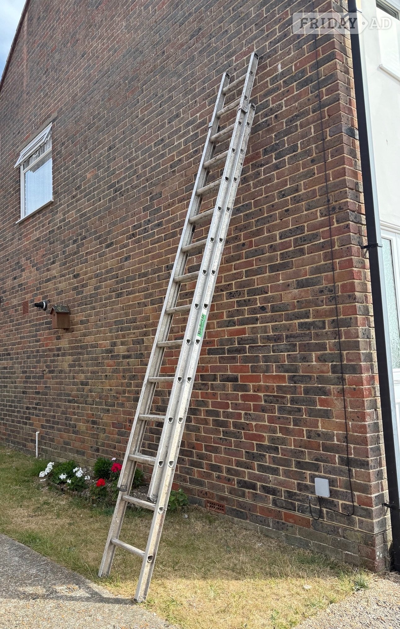 EXTENDING ALUMINIUM LADDER