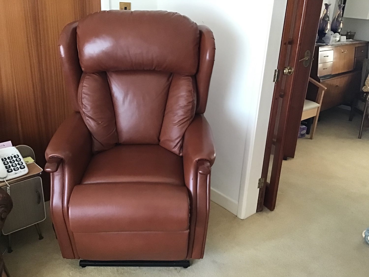 Swindon As new leather Celebrity Grande riser/recliner chair