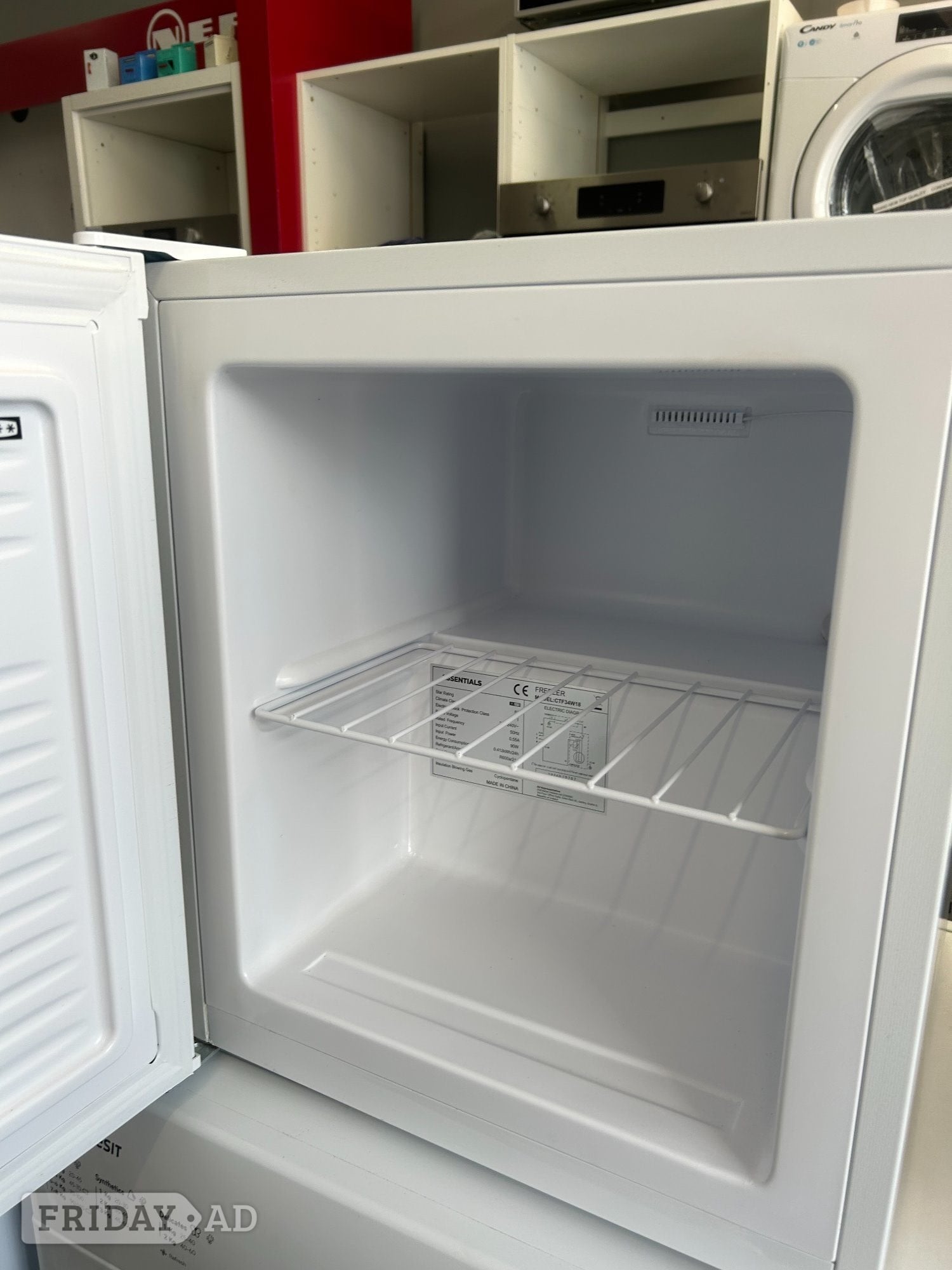 ESSENTIALS MINI FREEZER