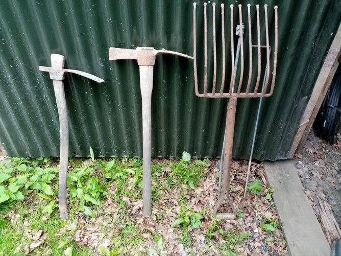 Rustic tools /memorobiliar