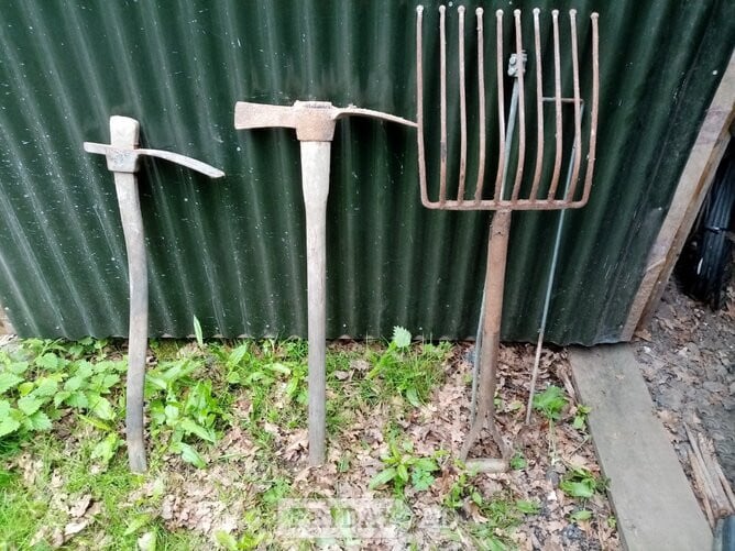 Rustic tools /memorobiliar