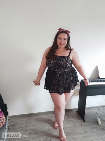 Experience a lively night with Sarah—a British beauty ready to bring excitement and fun to your evening.