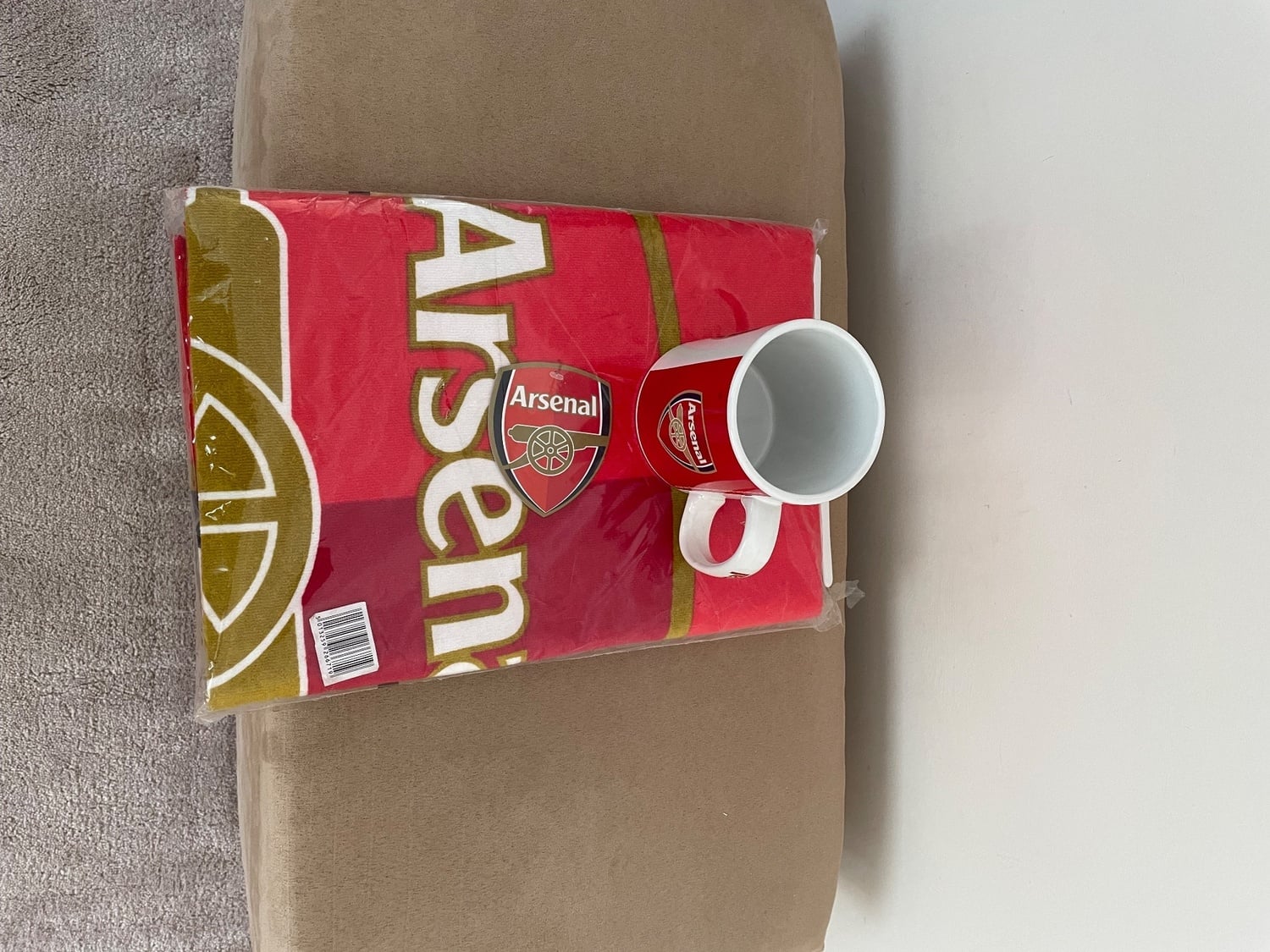 Arsenal towel and mug, both new / unused