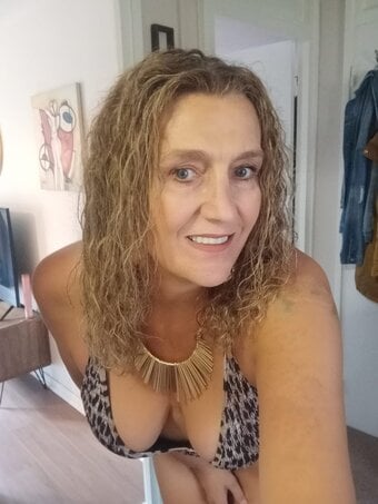 ⁹Mature tall slim blonde post op transexual 