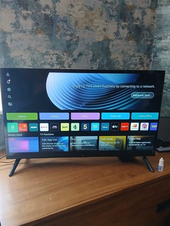 LG 32 inch TV Smart  couple of months old mint condition 👌 100 
