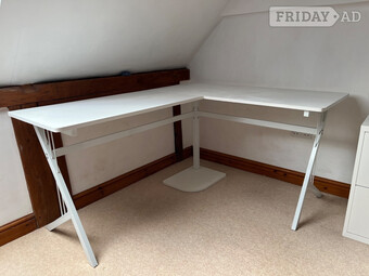 Large corner desk in excellent condition 