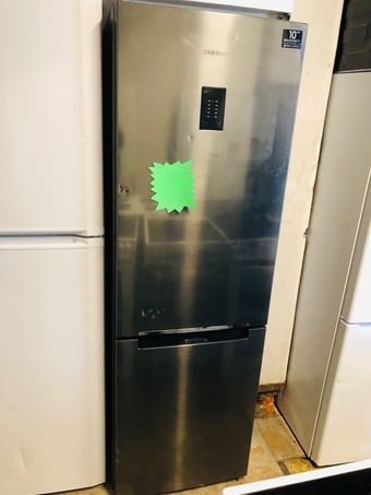 Samsung frost free fridge freezer in excellent condition 