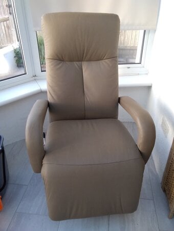 Manual reclining swivel armchair in leather with oatmeal colour. 