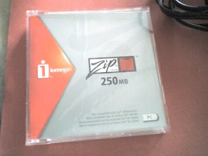 Waterlooville IOMEGA 250Mb ZIP External Parallel Drive , 1 x 250Mb Disk , PSU - USED