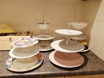 Three tier cakes stands