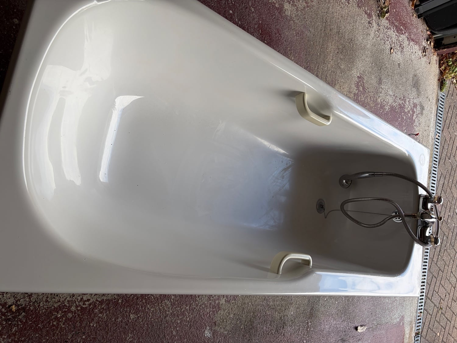 WHITE BATH with fittings and accessories 
