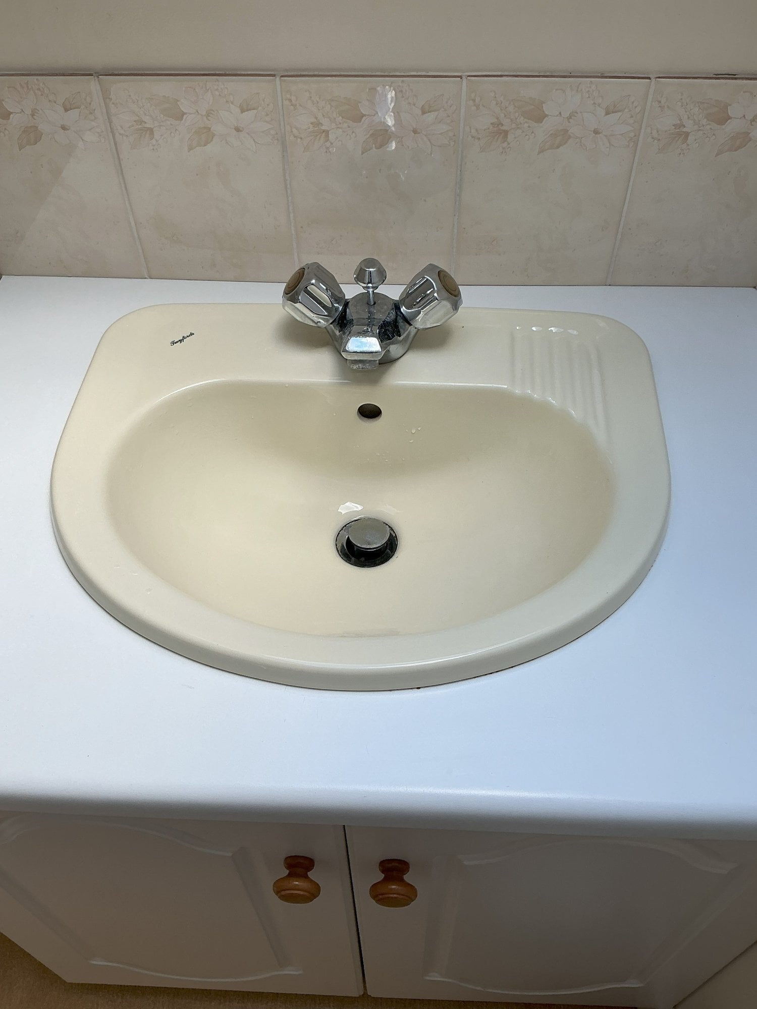Washbasin with wc. Pale yellow
