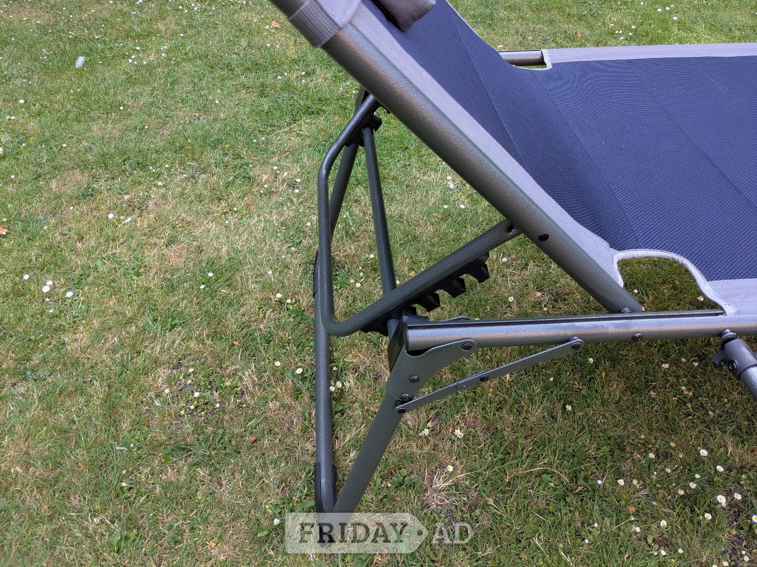 Deluxe Sun Lounger - Garden in Worthing