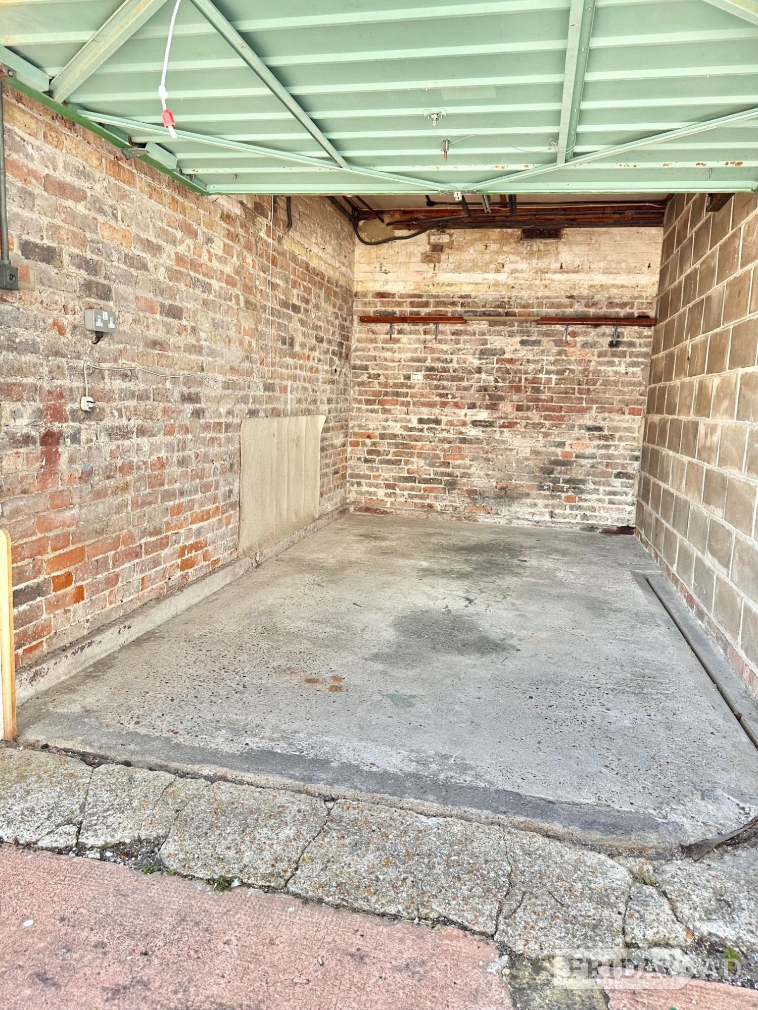 Garage in Town Centre with flats above - Garages & Parking in Eastbourne