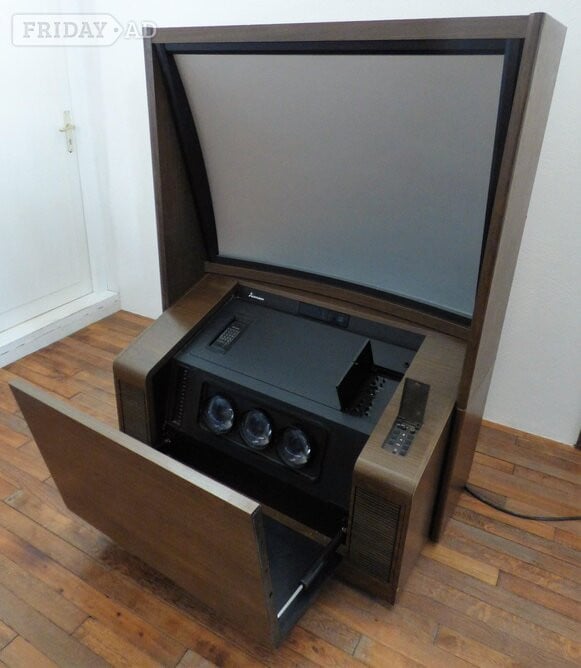 A Mitsubishi Colour Projector Very Large Wide TV Screen For Sale!!