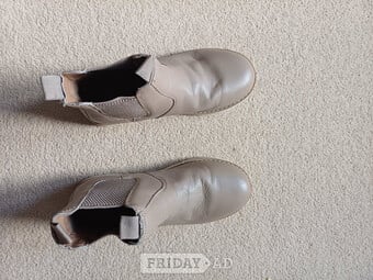 Boys ankle boots Size 4 Beige