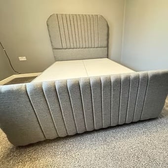 King - Global design divan Ottomen with floor standing Hb and fb
