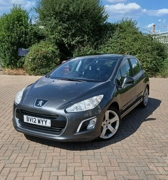 9Peugeot 308 EHDI Allure 