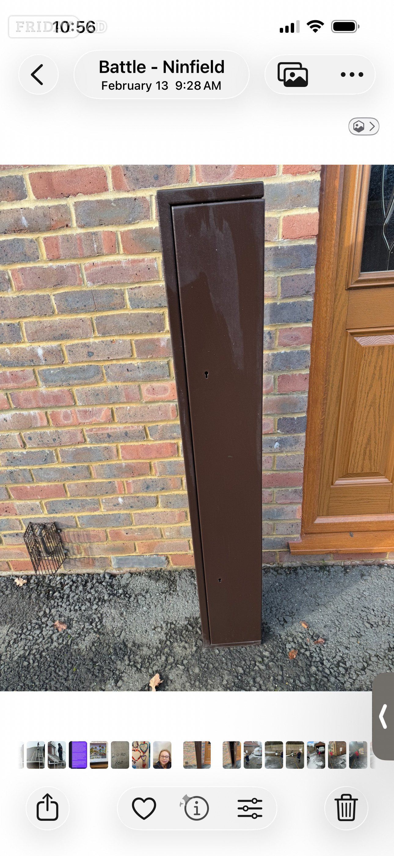 Metal gun cabinet for 2 guns with two keys