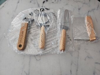 A set of  4 Brand new Daewoo pizza utensils.