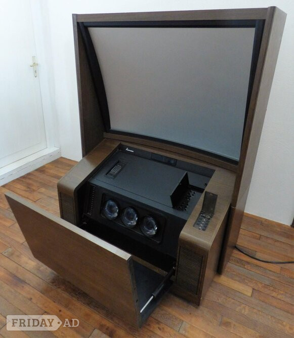 London £1,000 A Mitsubishi Colour Projector TV Quick Sale  No Offers!!