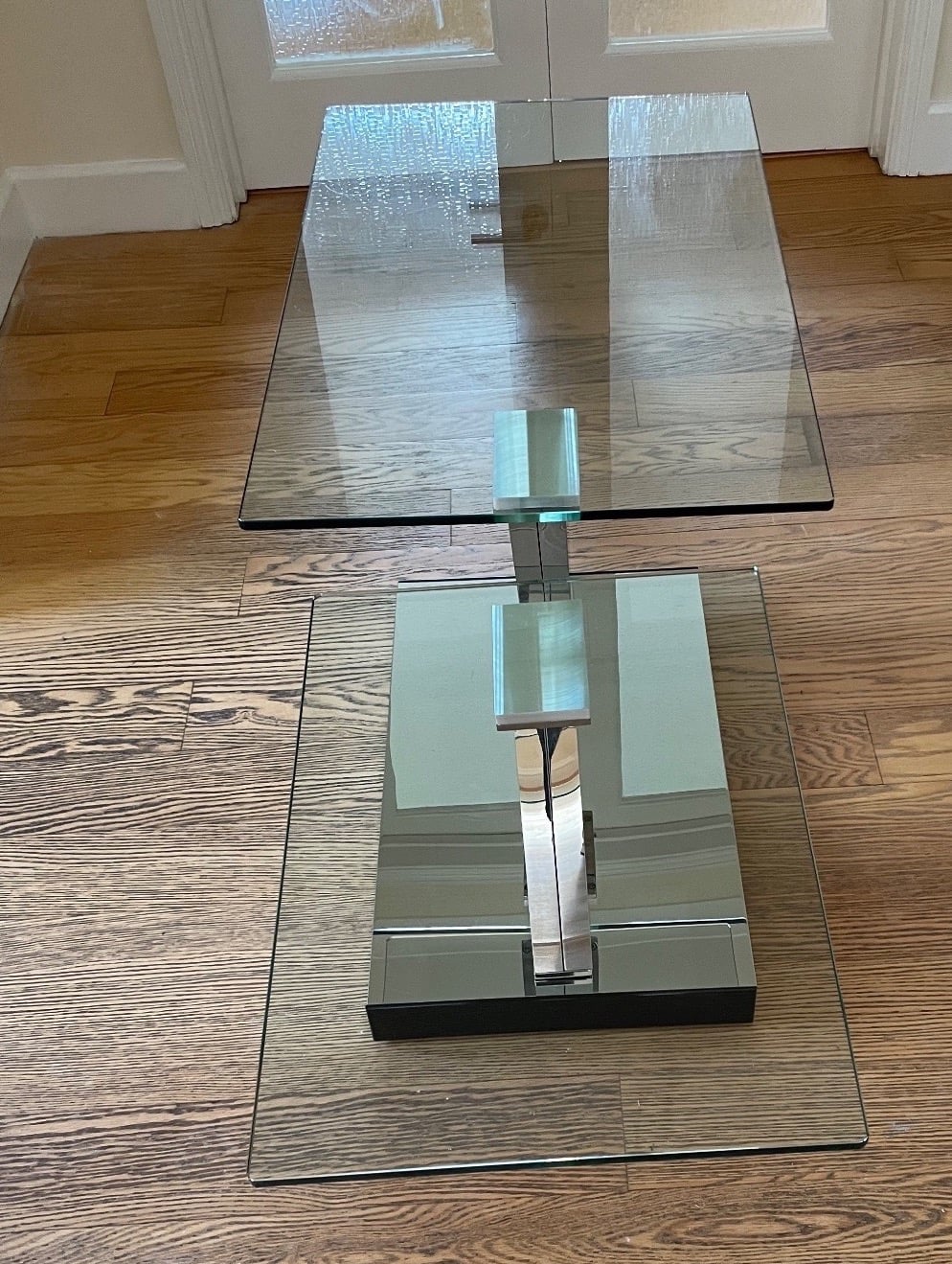 Swivel glass coffee table with 2 levels.