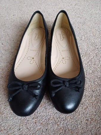 PBlack Ladies Leather Clarks Ballet-type Shoes